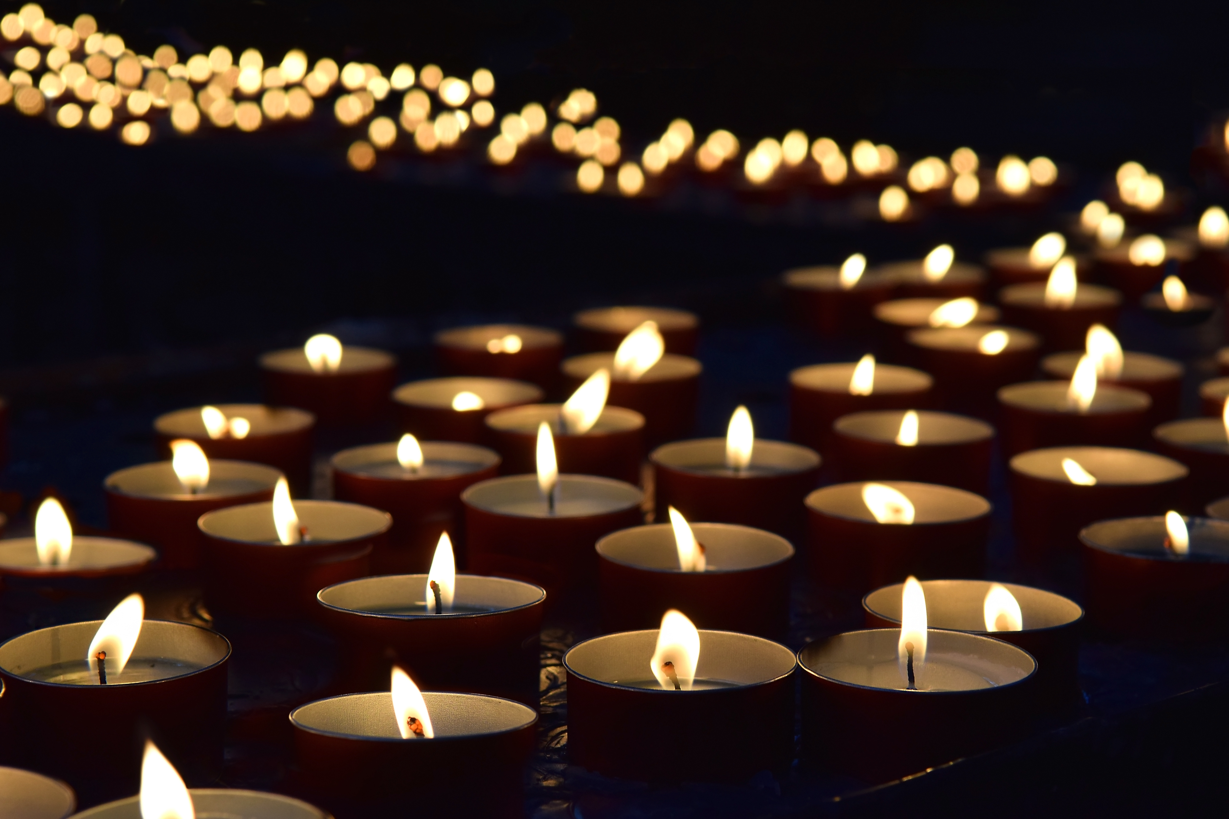 Сколько дней продлится траур. Свеча памяти в память жертвам Холокоста. Памятная свеча. Свеча скорби. Поминальная свеча.